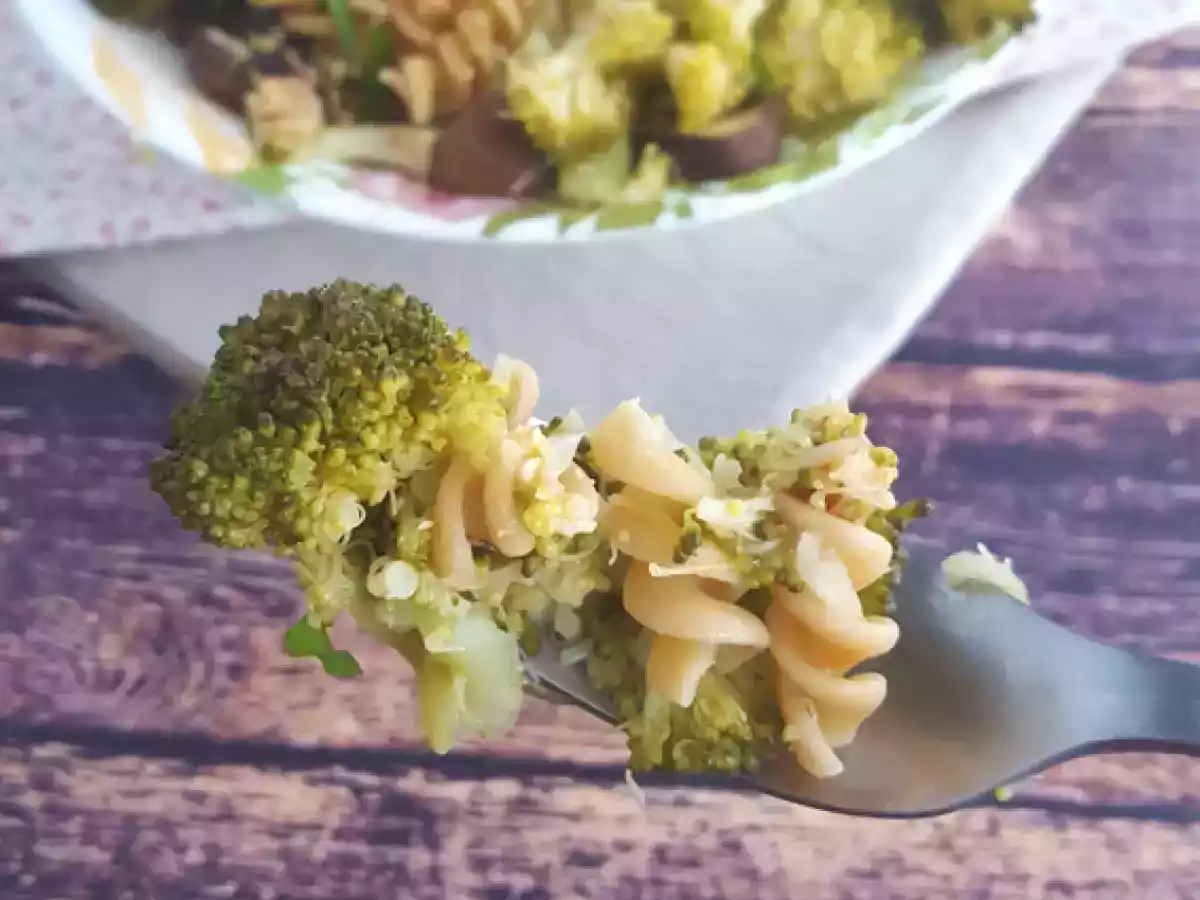 Pasta med broccoli, champinjoner och basilika - foto 3