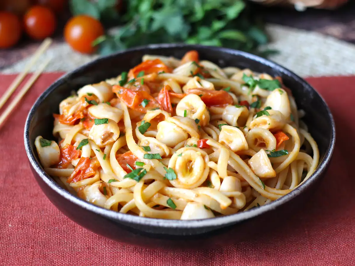 Pasta med fryst bläckfisk och körsbärstomater: enkelt och välsmakande recept - foto 4