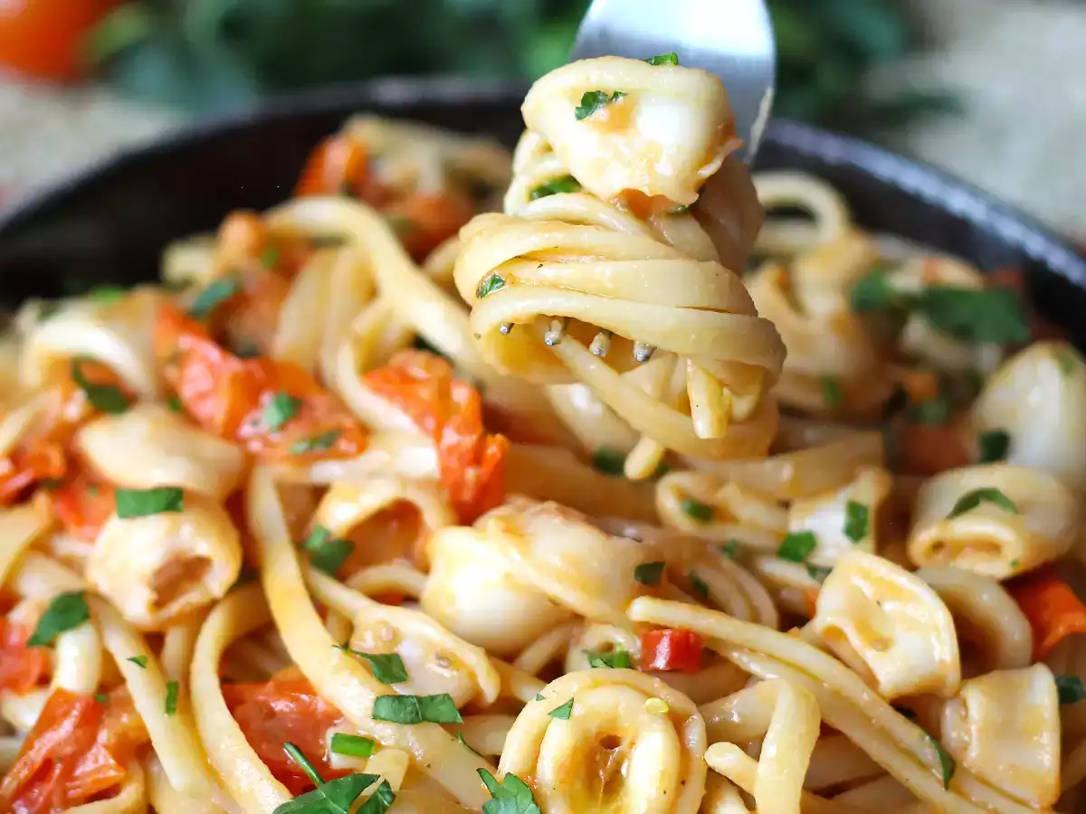 Pasta med fryst bläckfisk och körsbärstomater: enkelt och välsmakande recept - foto 6