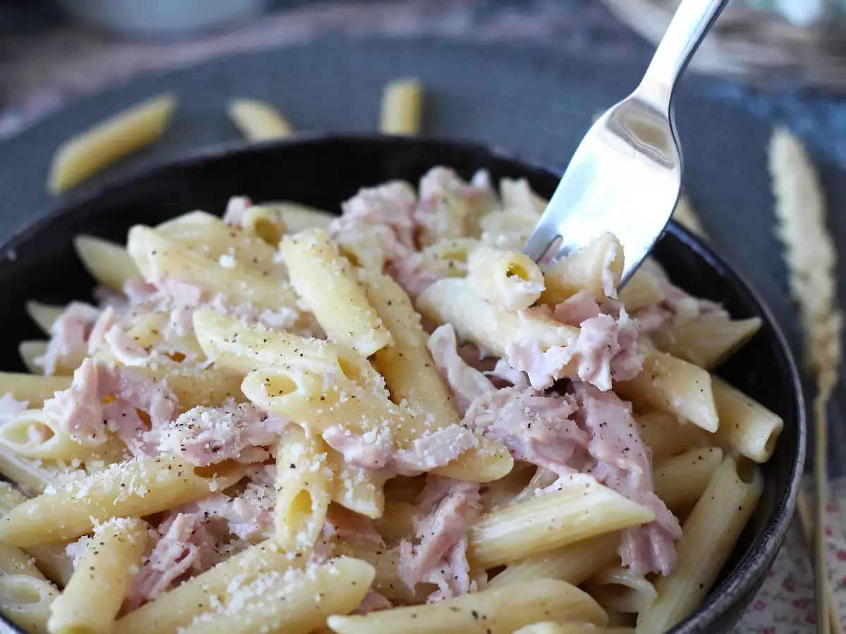 Pasta med grädde och skinka – krämig, snabb och oemotståndlig!