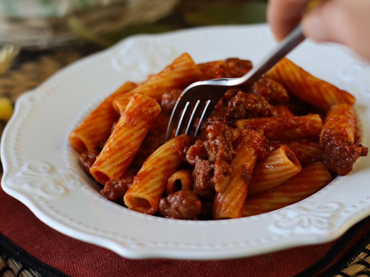 Pasta med korvsås: en enkel rätt med intensiv smak - foto 3
