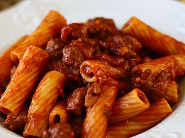 Recept på pasta med korvsås: enkel och smakrik rätt