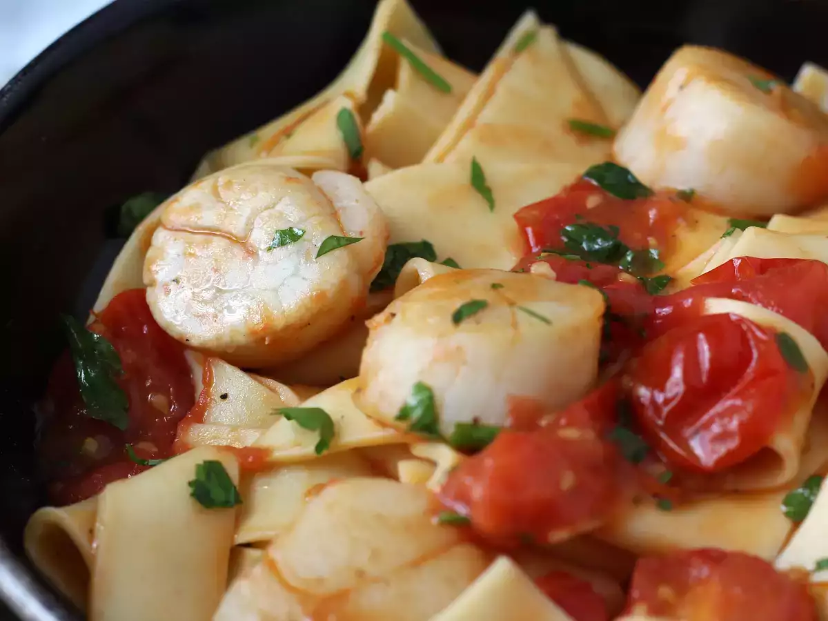 Pasta med pilgrimsmusslor, en elegant förrätt med skaldjur - foto 3