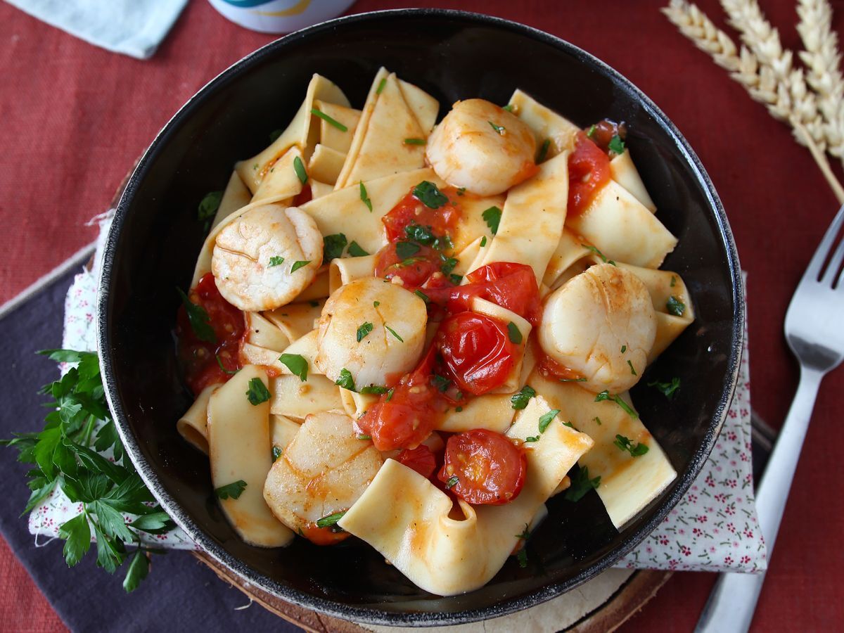 Pasta med pilgrimsmusslor, en elegant förrätt med skaldjur - foto 4