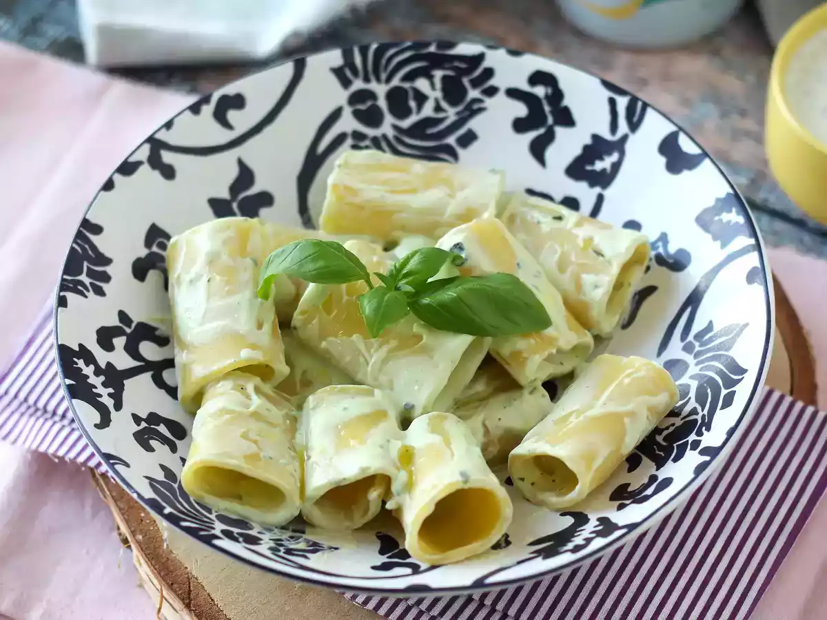 Pasta med ricottakräm och basilika
