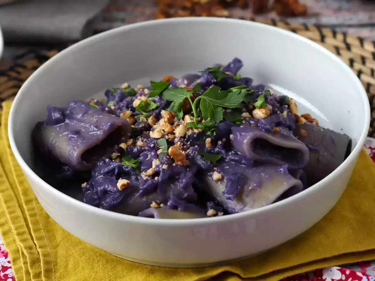Pasta med rödkål och valnötter – en vacker och lättlagad pastarätt