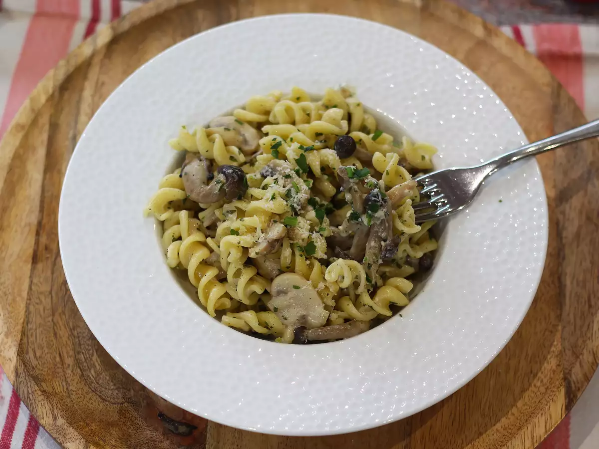 Pasta med shimeji och bruna champinjoner i krämig sås - foto 4