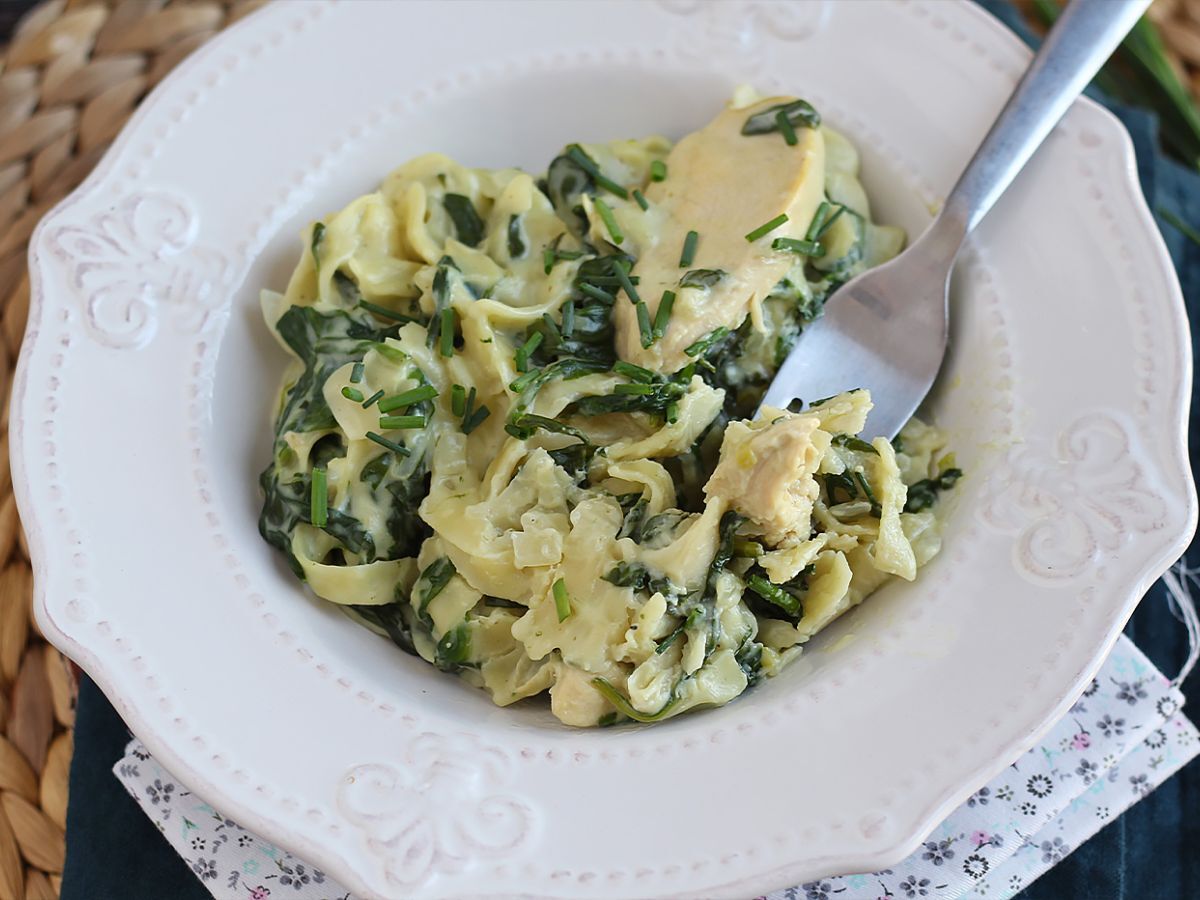 Pasta med spenat, getost och kyckling i en gryta