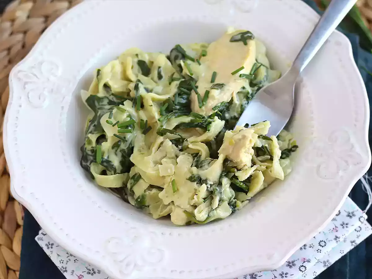 Pasta med spenat, getost och kyckling i en gryta