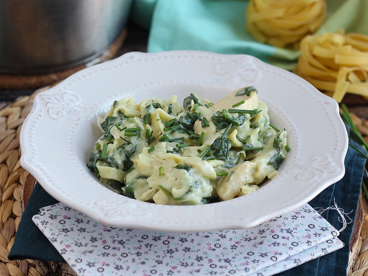 Pasta med spenat, getost och kyckling i en gryta - foto 2