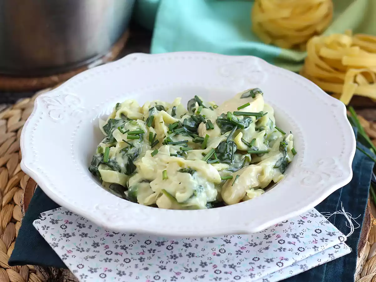 Pasta med spenat, getost och kyckling i en gryta - foto 2