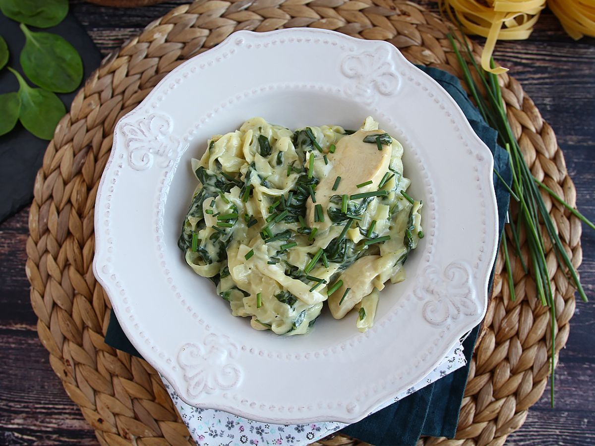 Pasta med spenat, getost och kyckling i en gryta - foto 3