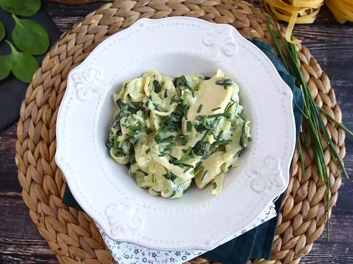 Pasta med spenat, getost och kyckling i en gryta - foto 3