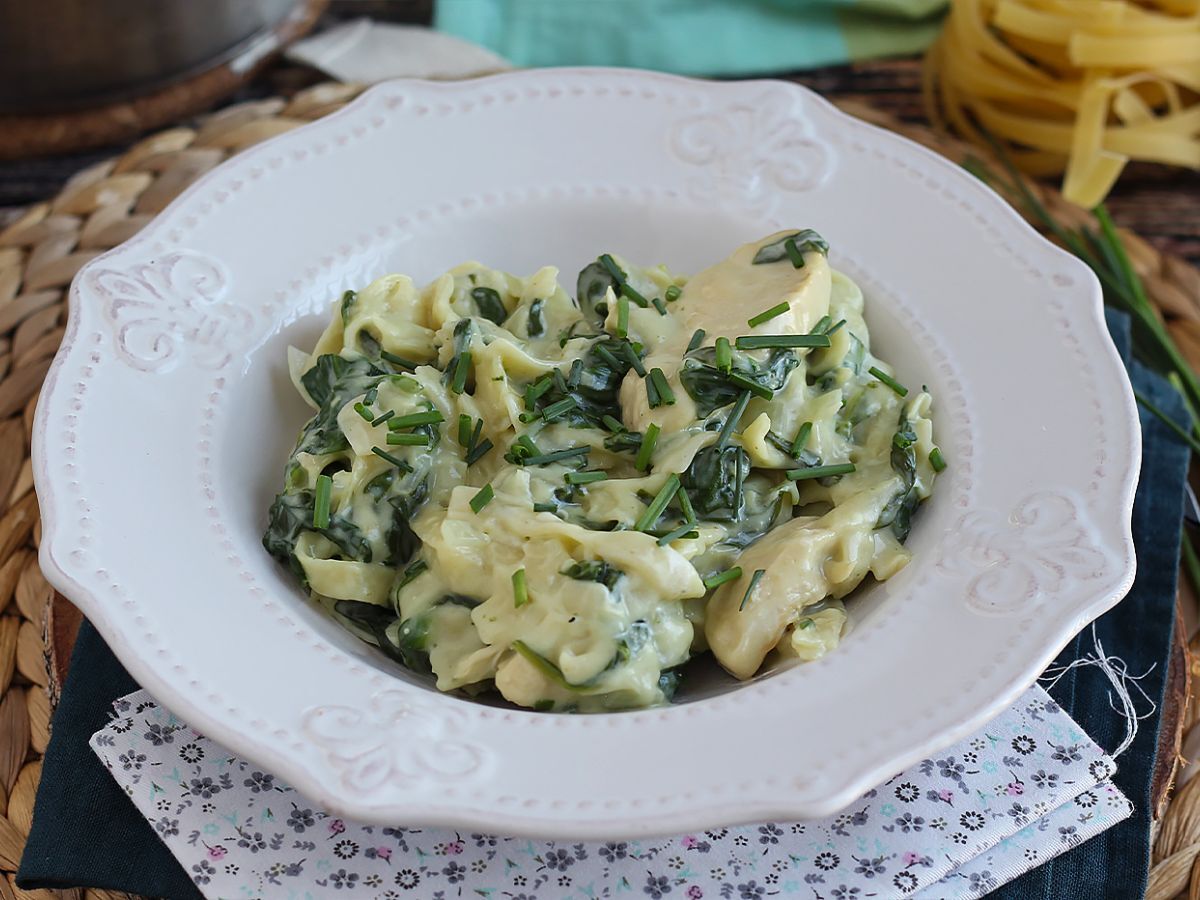 Pasta med spenat, getost och kyckling i en gryta - foto 4