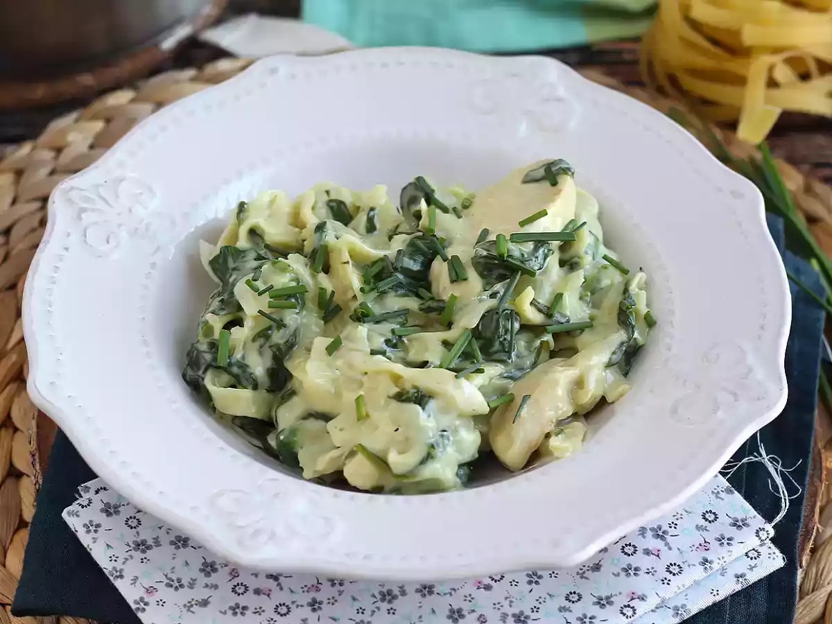 Pasta med spenat, getost och kyckling i en gryta - foto 4