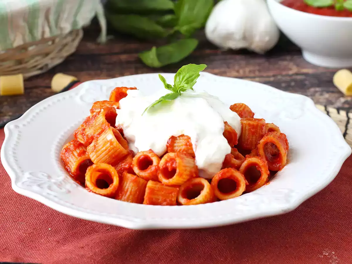 Pasta med stracciatella och krämig tomat: första rätten klar på 10 minuter - foto 2