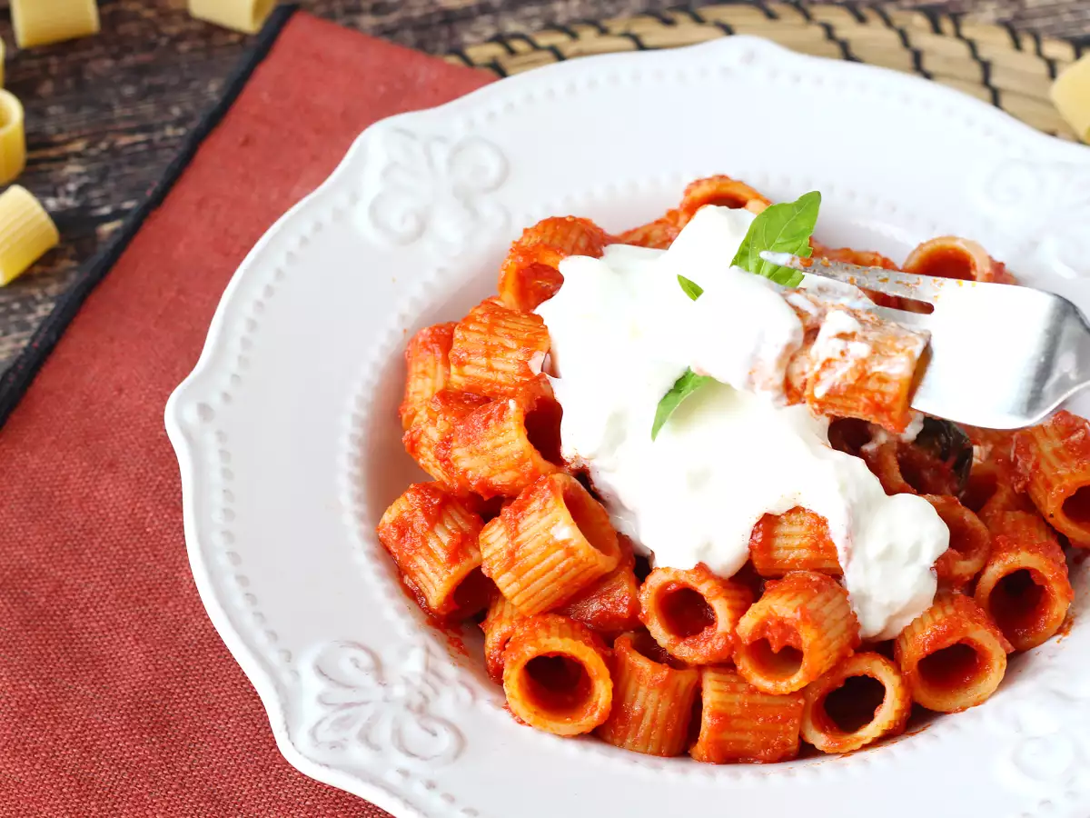 Pasta med stracciatella och krämig tomat: första rätten klar på 10 minuter - foto 4
