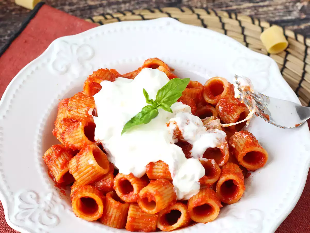 Pasta med stracciatella och krämig tomat: första rätten klar på 10 minuter - foto 5
