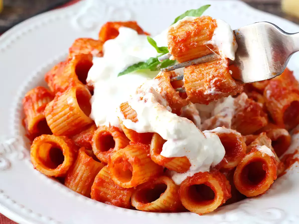 Pasta med stracciatella och krämig tomat: första rätten klar på 10 minuter - foto 6