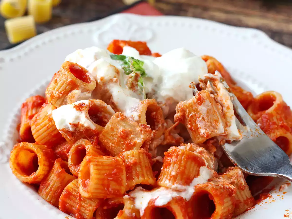Pasta med stracciatella och krämig tomat: första rätten klar på 10 minuter - foto 7