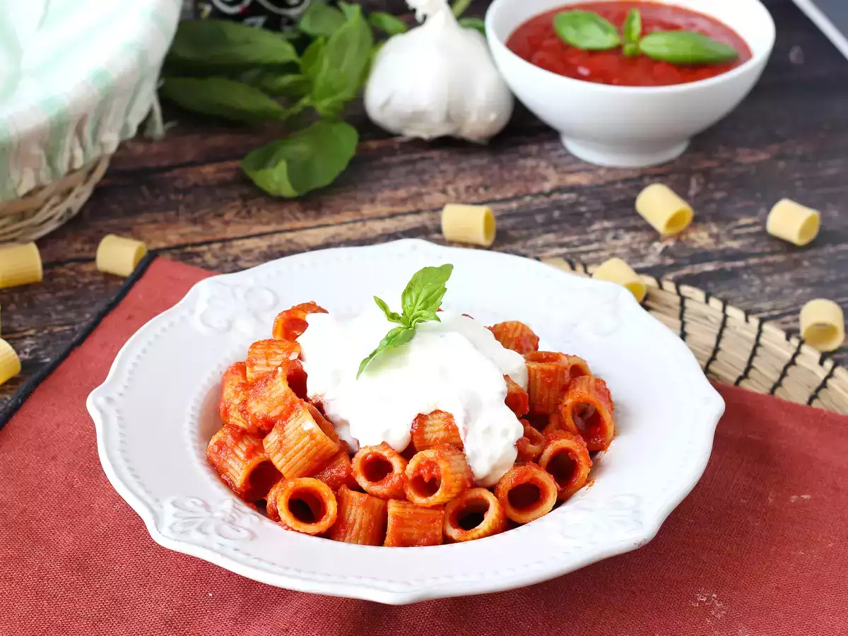 Pasta med stracciatella och krämig tomat: första rätten klar på 10 minuter - foto 8