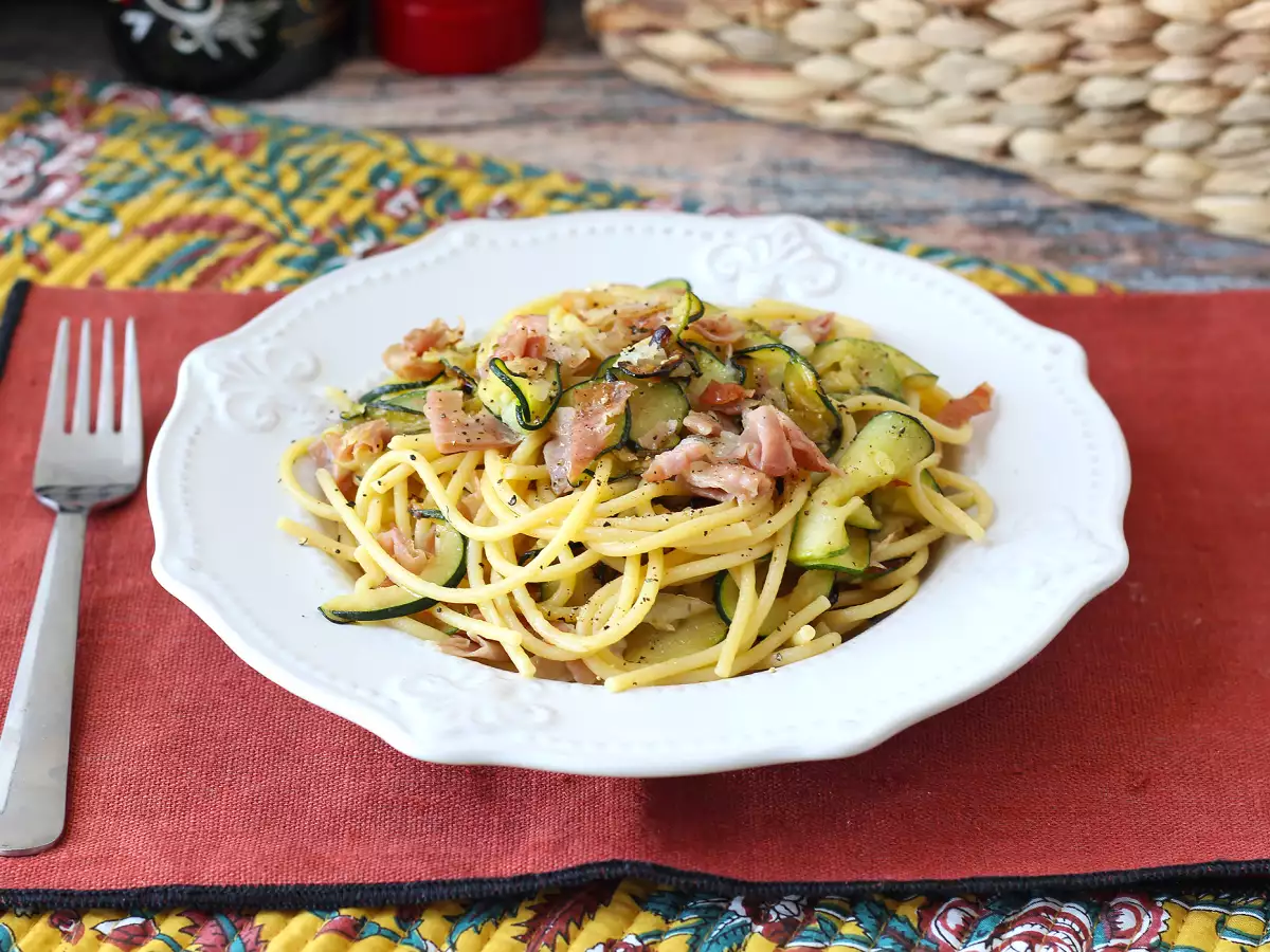 Pasta med zucchini och krispig speck: ett enkelt recept som passar både till lunch och middag - foto 2