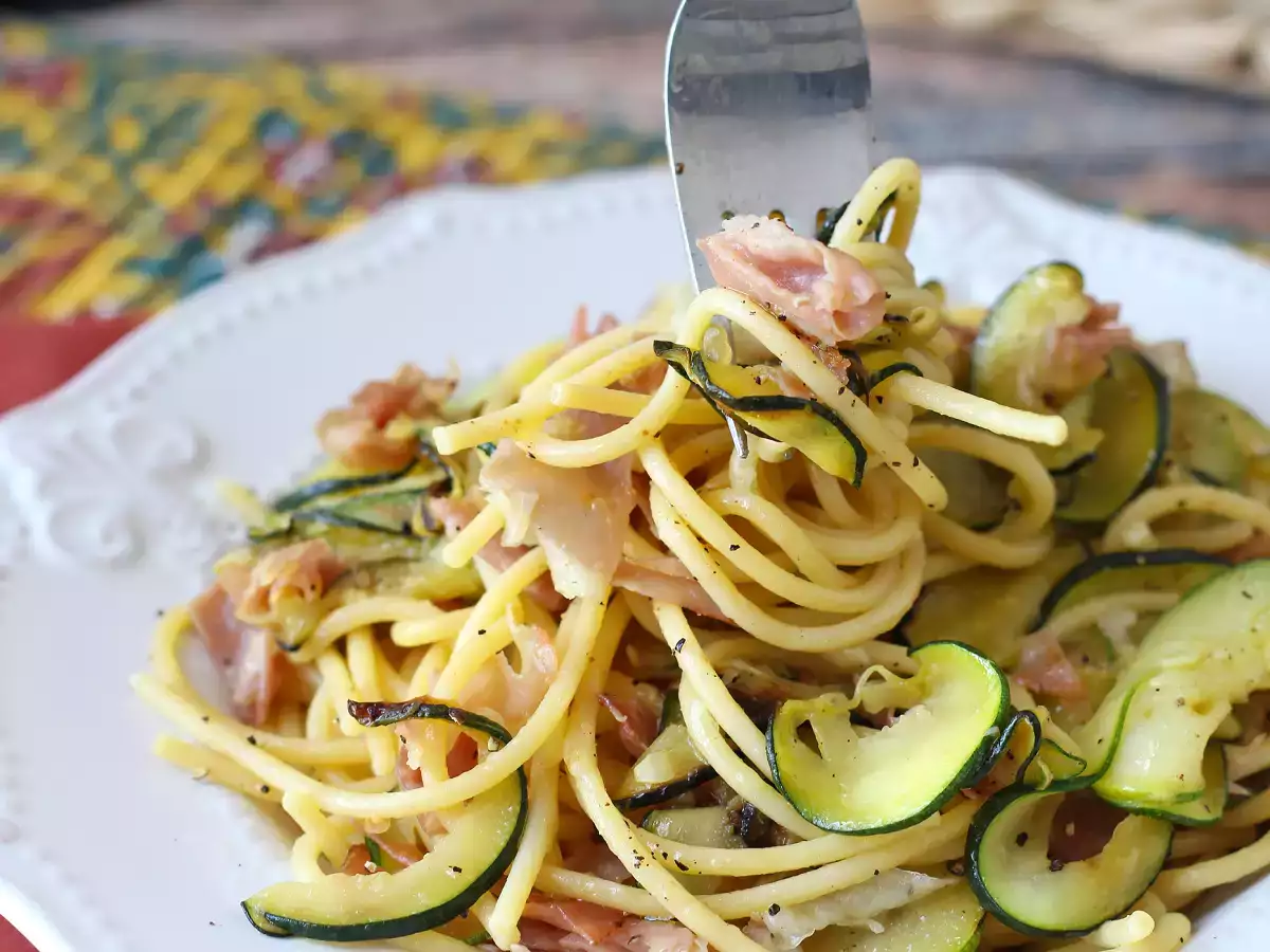 Pasta med zucchini och krispig speck: ett enkelt recept som passar både till lunch och middag - foto 3