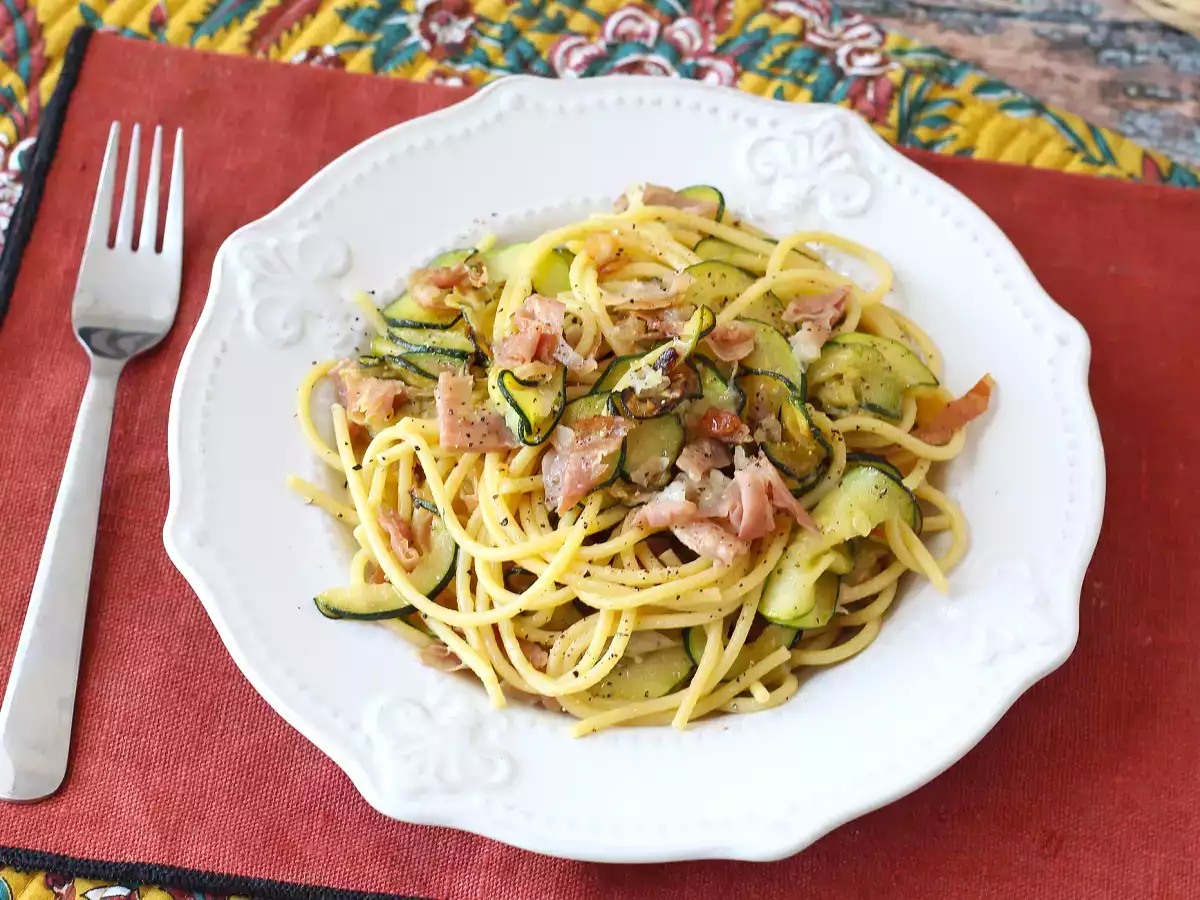 Pasta med zucchini och krispig speck: ett enkelt recept som passar både till lunch och middag - foto 4