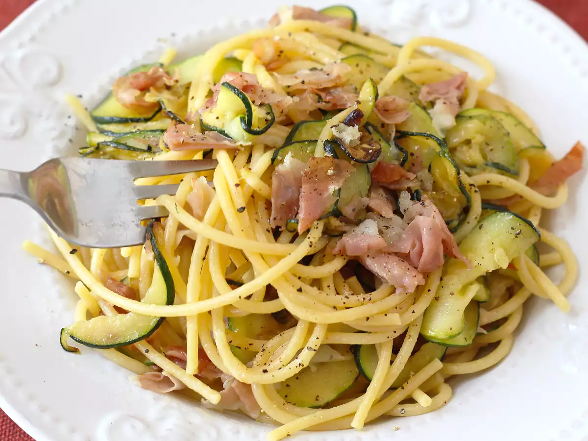 Pasta med zucchini och krispig speck: ett enkelt recept som passar både till lunch och middag - foto 5