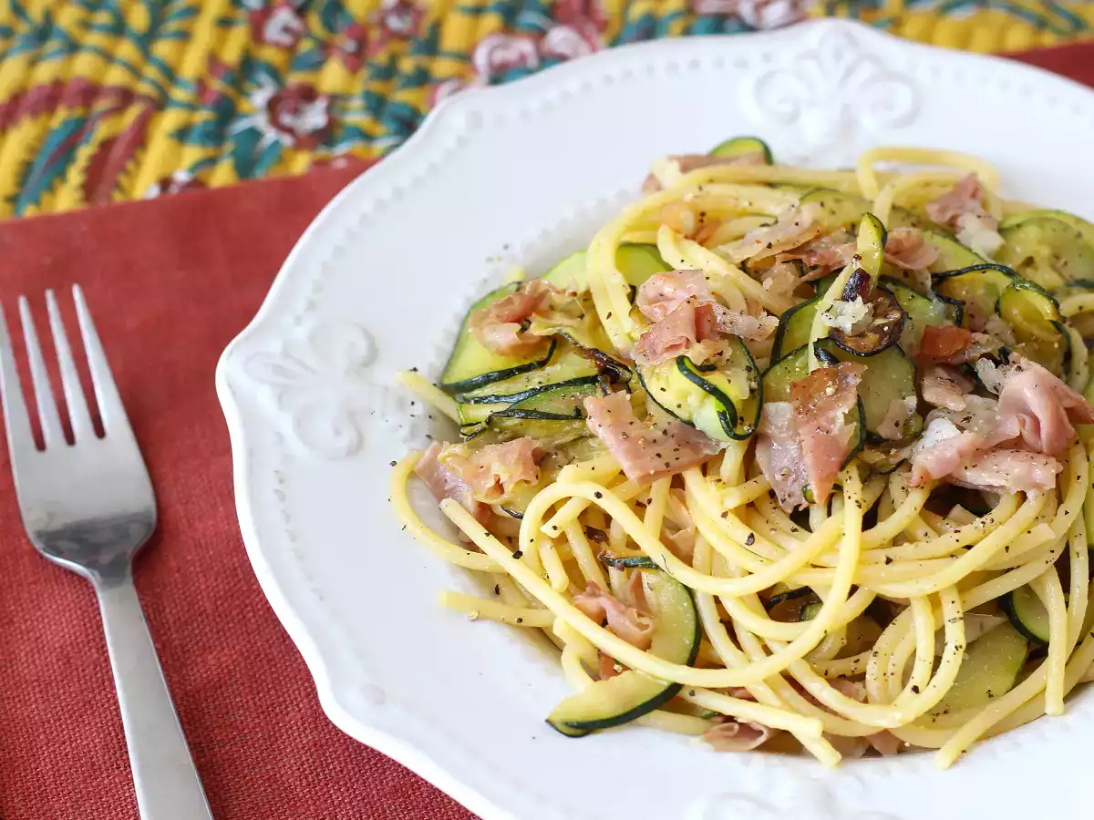 Pasta med zucchini och krispig speck: ett enkelt recept som passar både till lunch och middag - foto 6