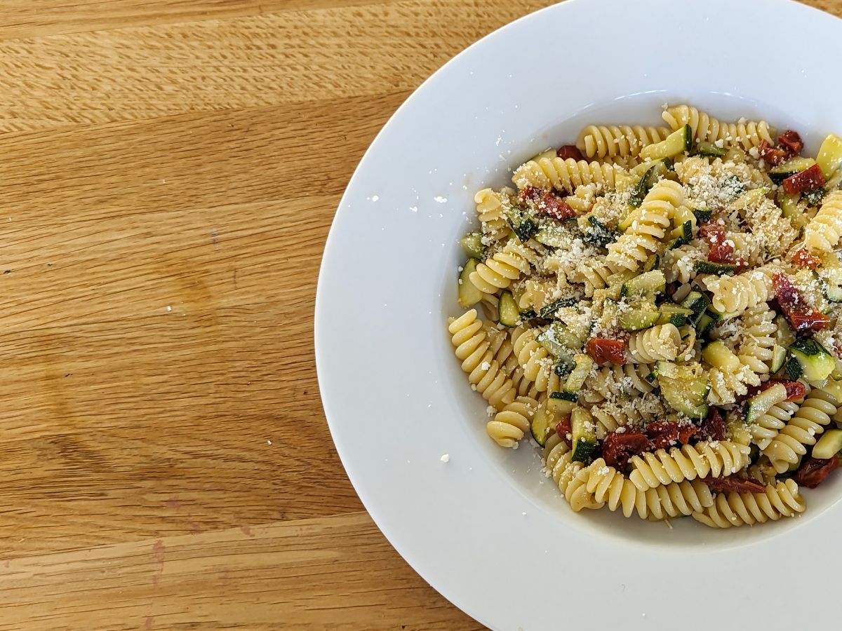 Pasta med zucchini och soltorkade tomater: en snabb och god rätt! - foto 3
