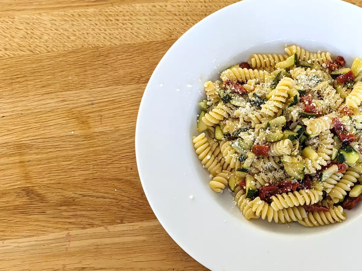 Pasta med zucchini och soltorkade tomater: en snabb och god rätt! - foto 3