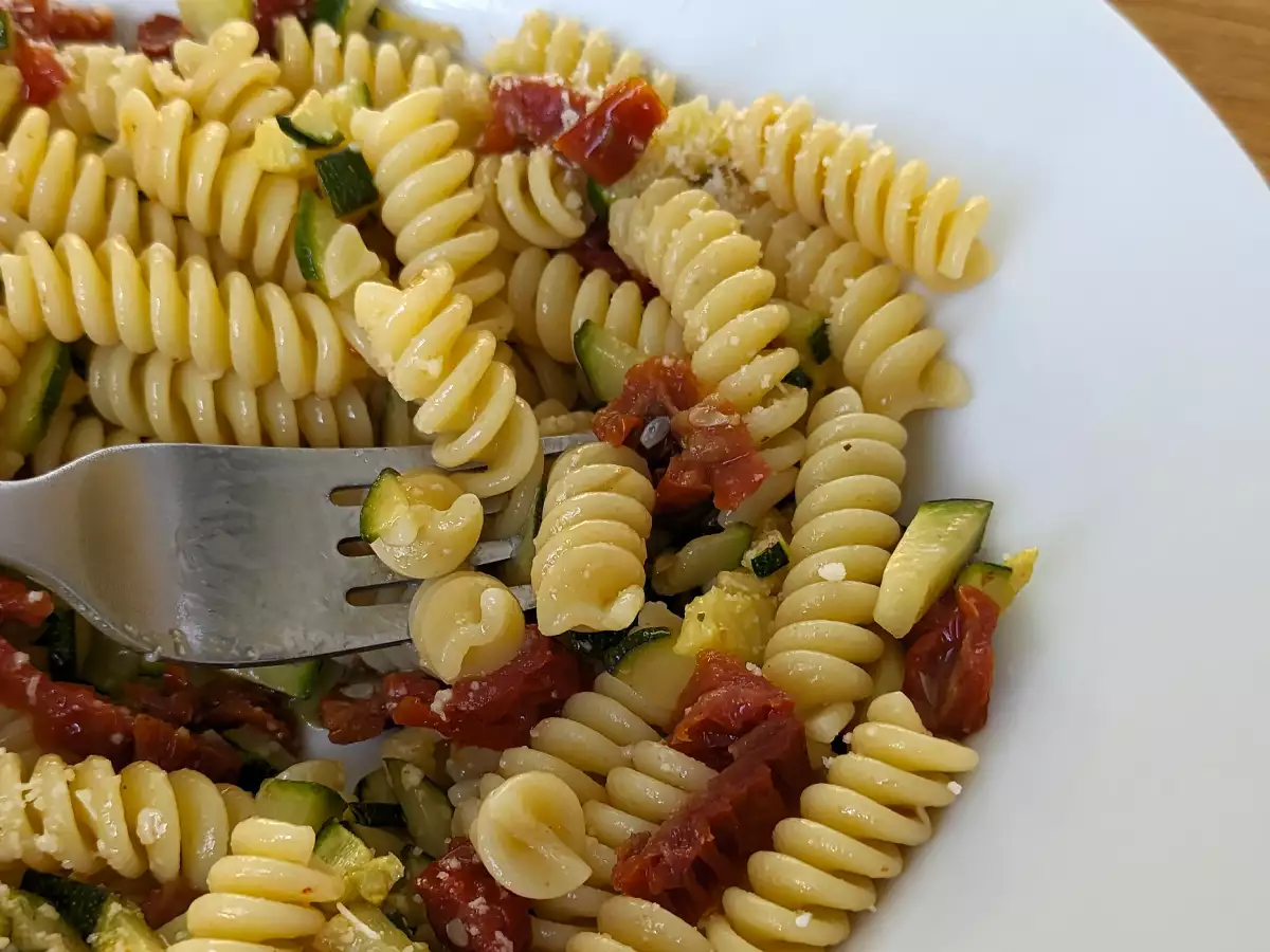 Pasta med zucchini och soltorkade tomater: en snabb och god rätt! - foto 4