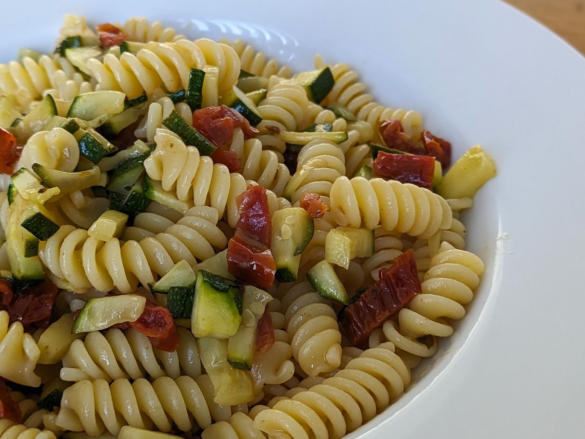 Pasta med zucchini och soltorkade tomater: en snabb och god rätt! - foto 5