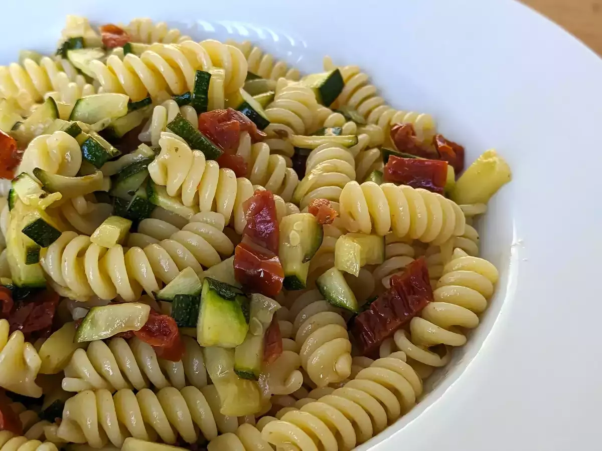 Pasta med zucchini och soltorkade tomater: en snabb och god rätt! - foto 5