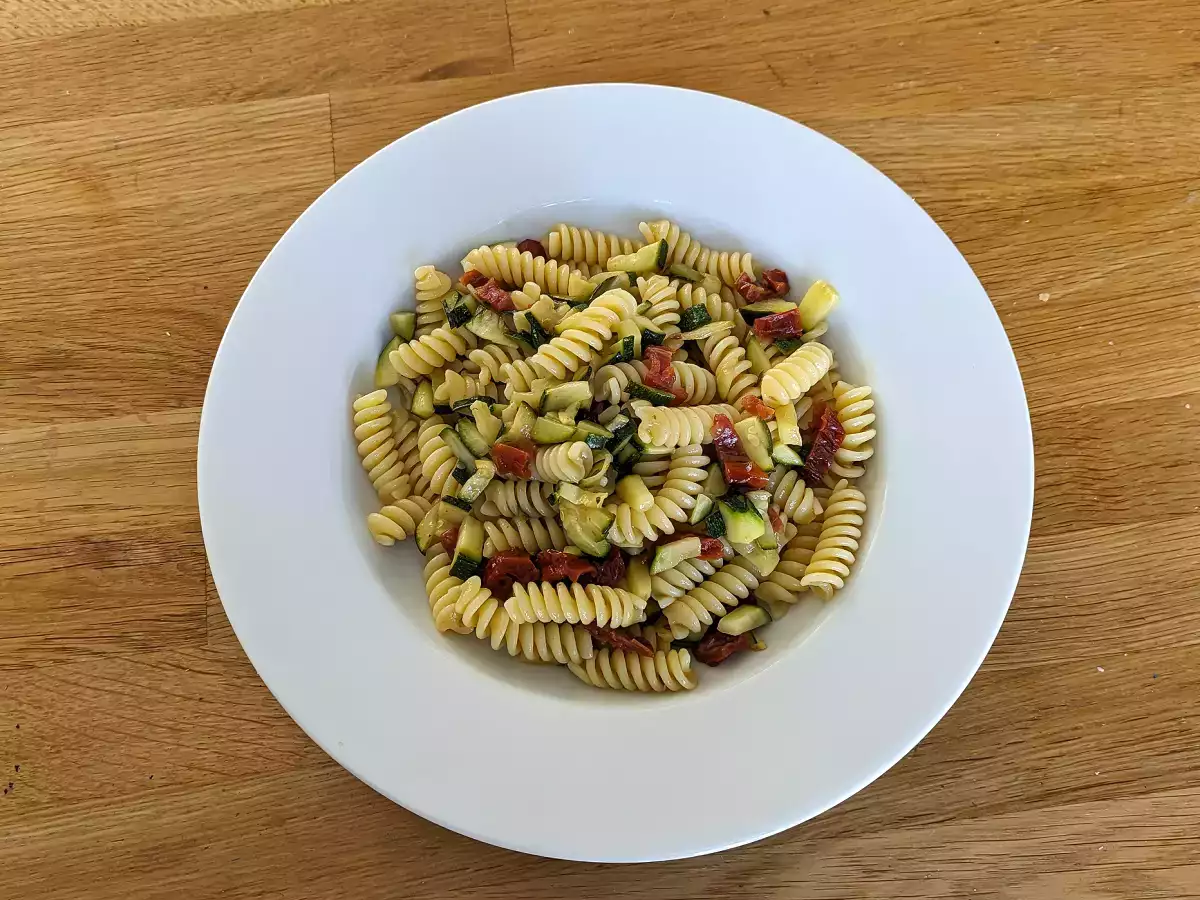 Pasta med zucchini och soltorkade tomater – en snabb och riktigt god rätt! - foto 2