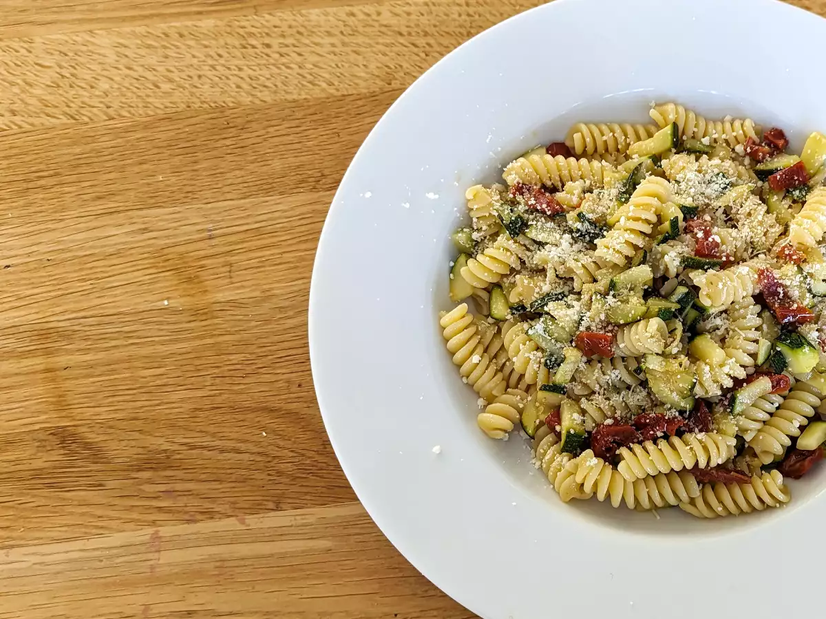 Pasta med zucchini och soltorkade tomater – en snabb och riktigt god rätt! - foto 3