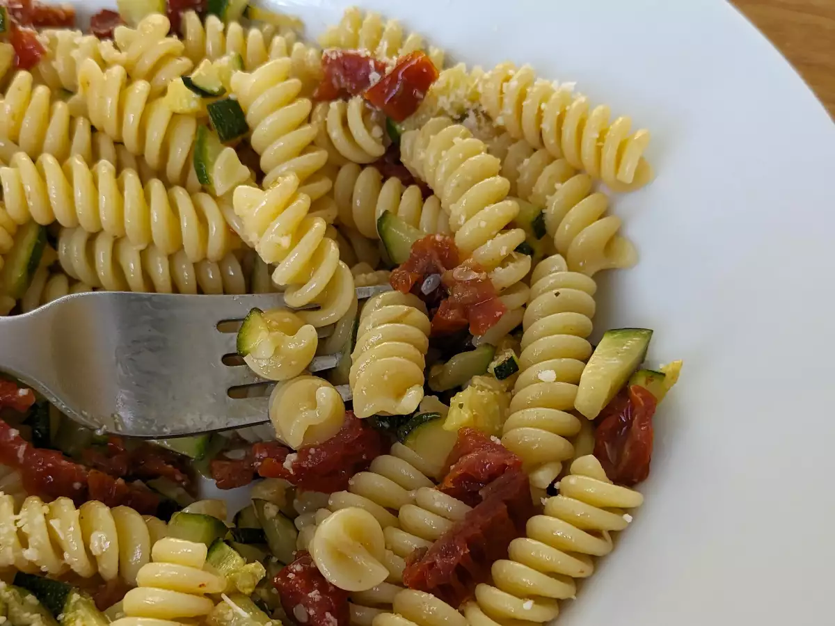 Pasta med zucchini och soltorkade tomater – en snabb och smakrik pastarätt! - foto 4