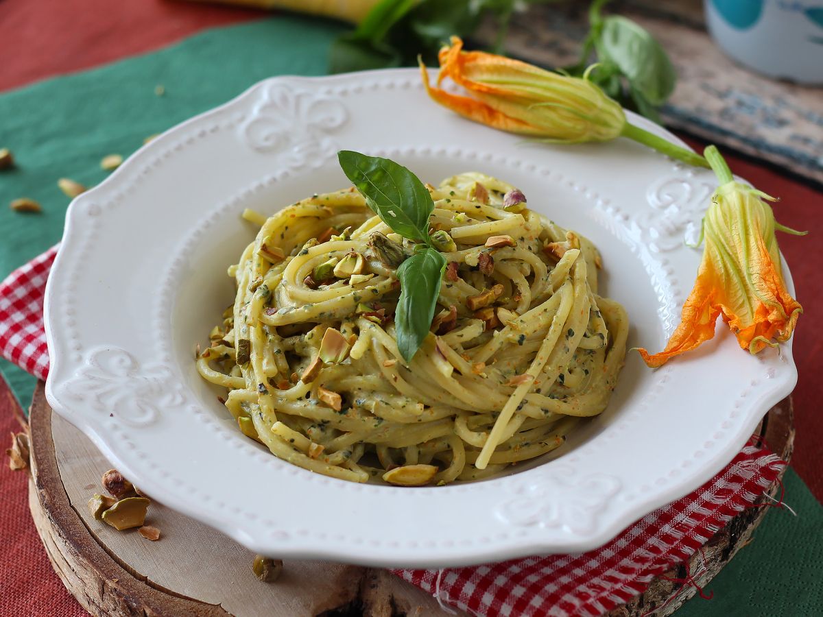 Pasta med zucchiniblommor, ricotta och pistagenötter