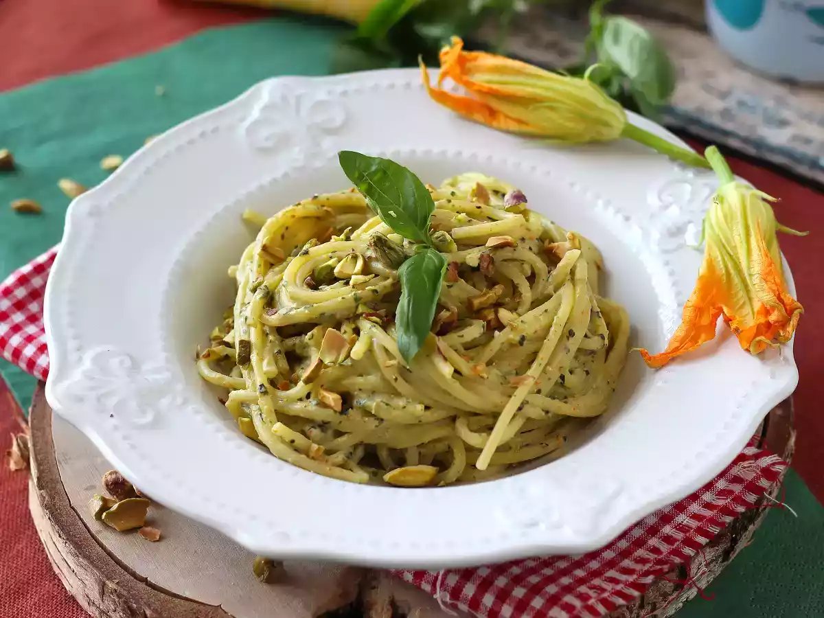 Pasta med zucchiniblommor, ricotta och pistagenötter