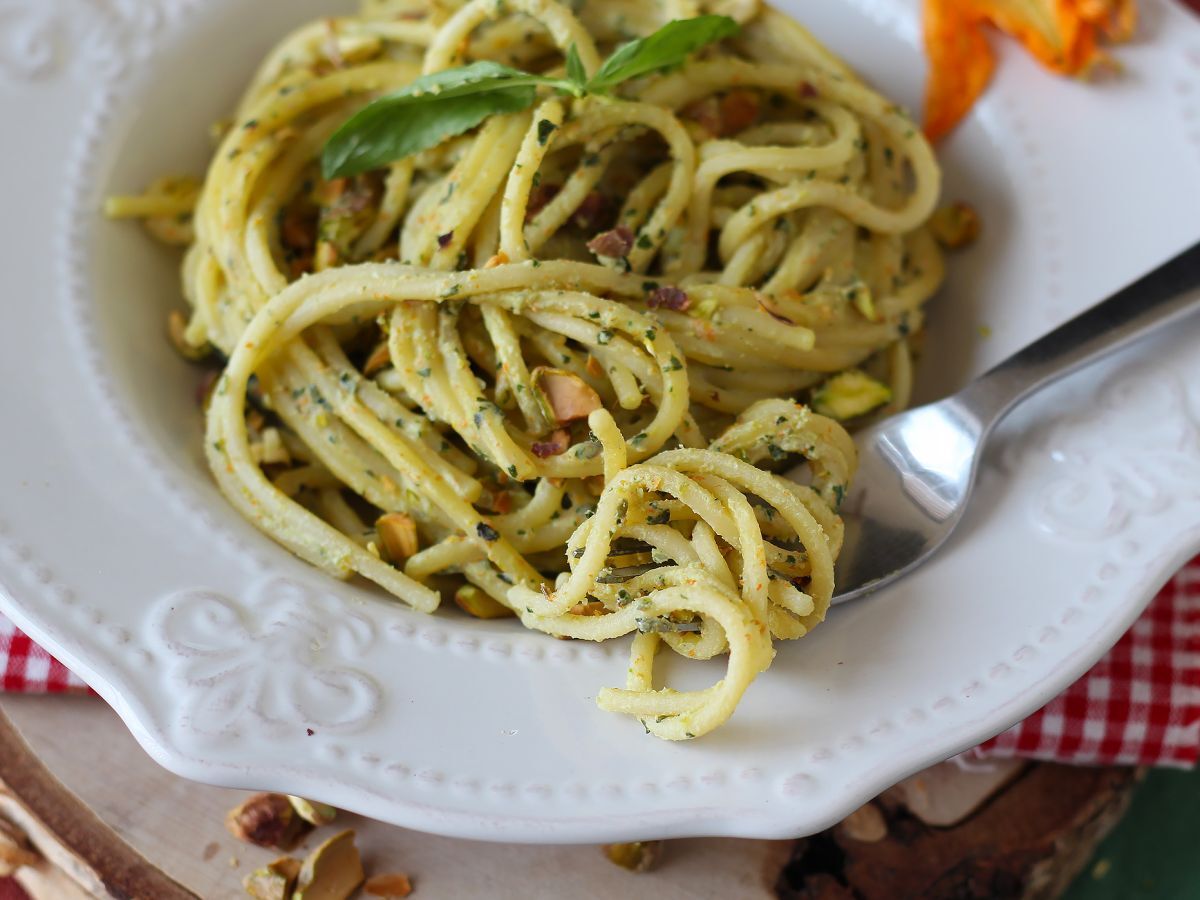 Pasta med zucchiniblommor, ricotta och pistagenötter - foto 3