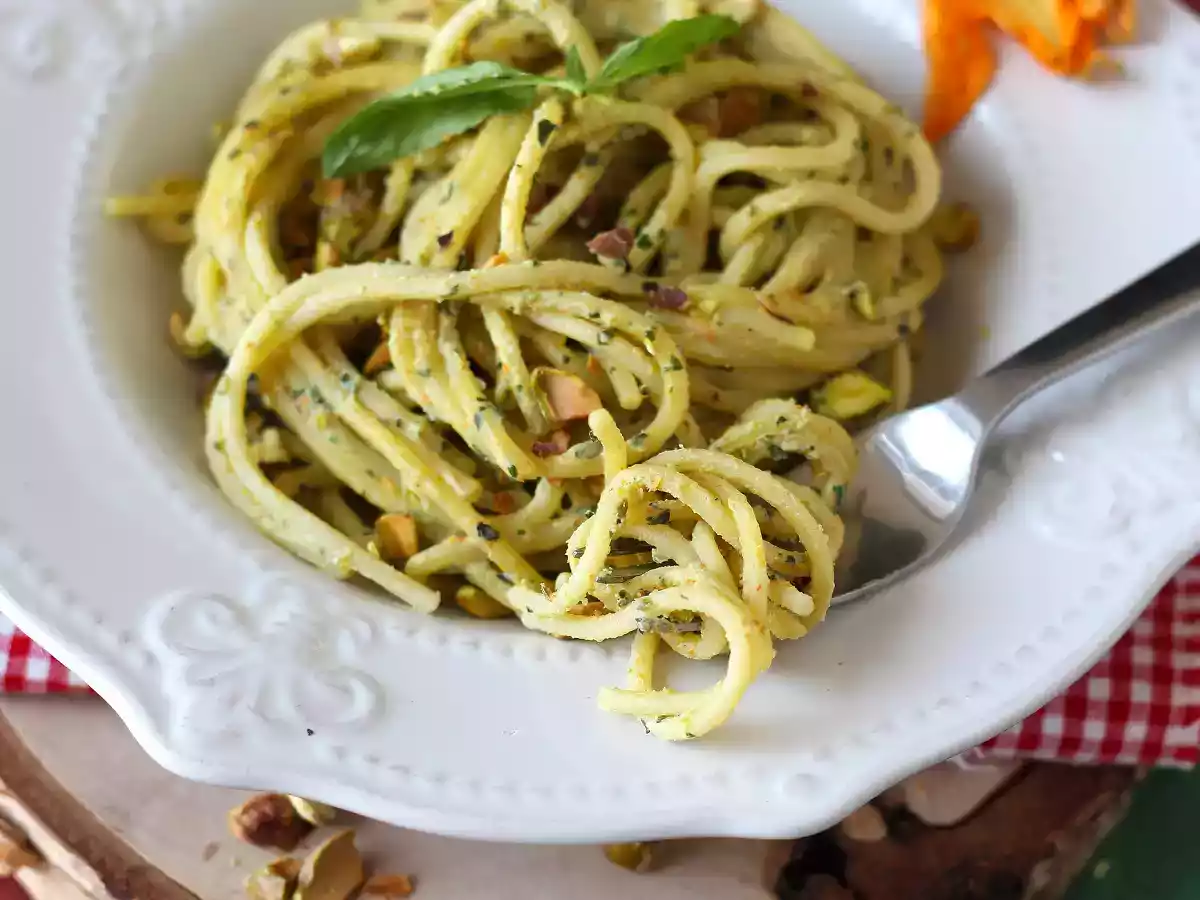 Pasta med zucchiniblommor, ricotta och pistagenötter - foto 3