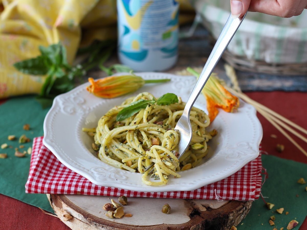 Pasta med zucchiniblommor, ricotta och pistagenötter - foto 4