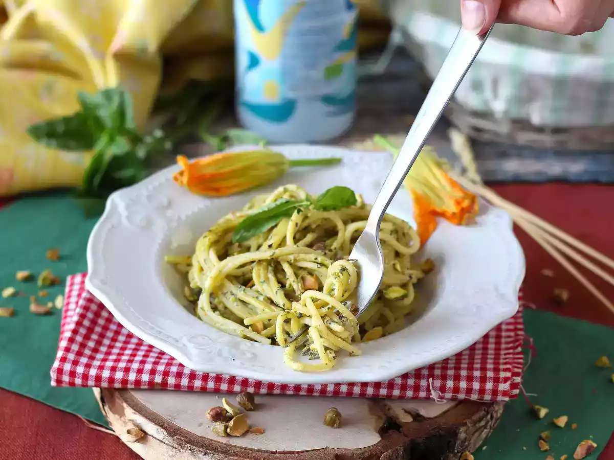Pasta med zucchiniblommor, ricotta och pistagenötter - foto 4