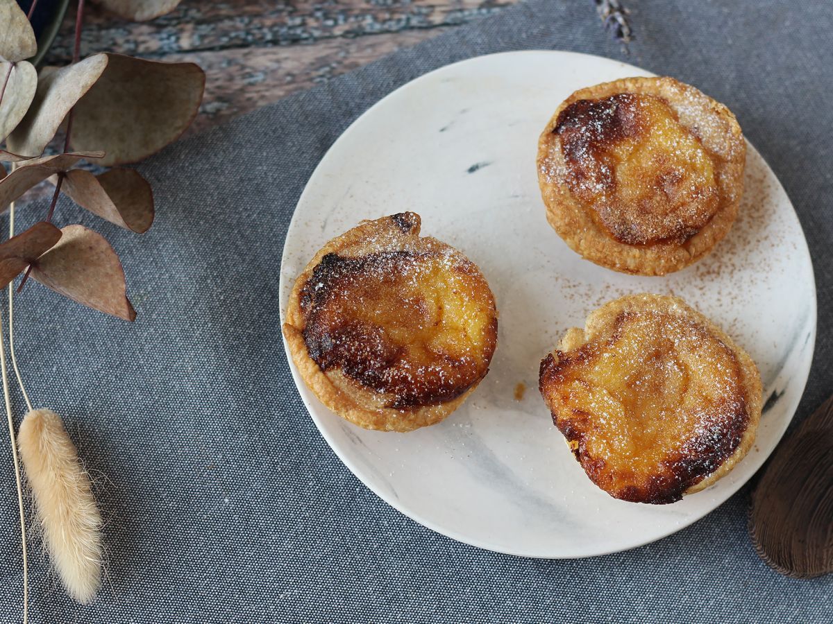 Pastéis de nata i en luftfryser. Det snabba och enkla receptet på den traditionella portugisiska sötsaken. - foto 8