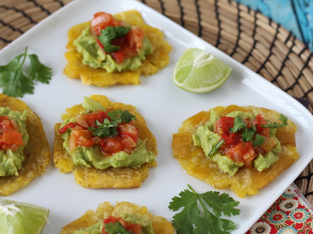 Patacones, colombiansk plantaintoast med guacamole och tomater