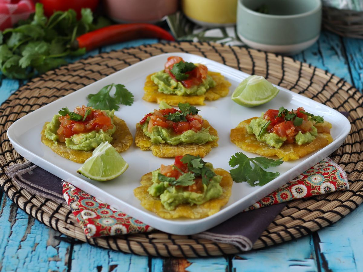 Patacones, colombiansk plantaintoast med guacamole och tomater - foto 2