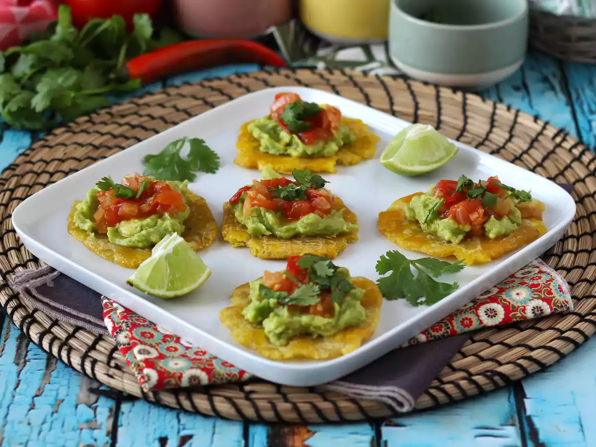 Patacones, colombiansk plantaintoast med guacamole och tomater - foto 2