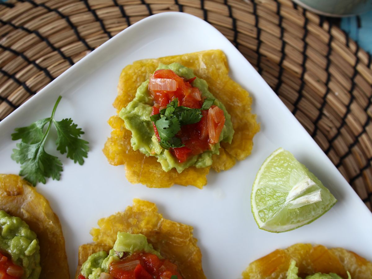 Patacones, colombiansk plantaintoast med guacamole och tomater - foto 3