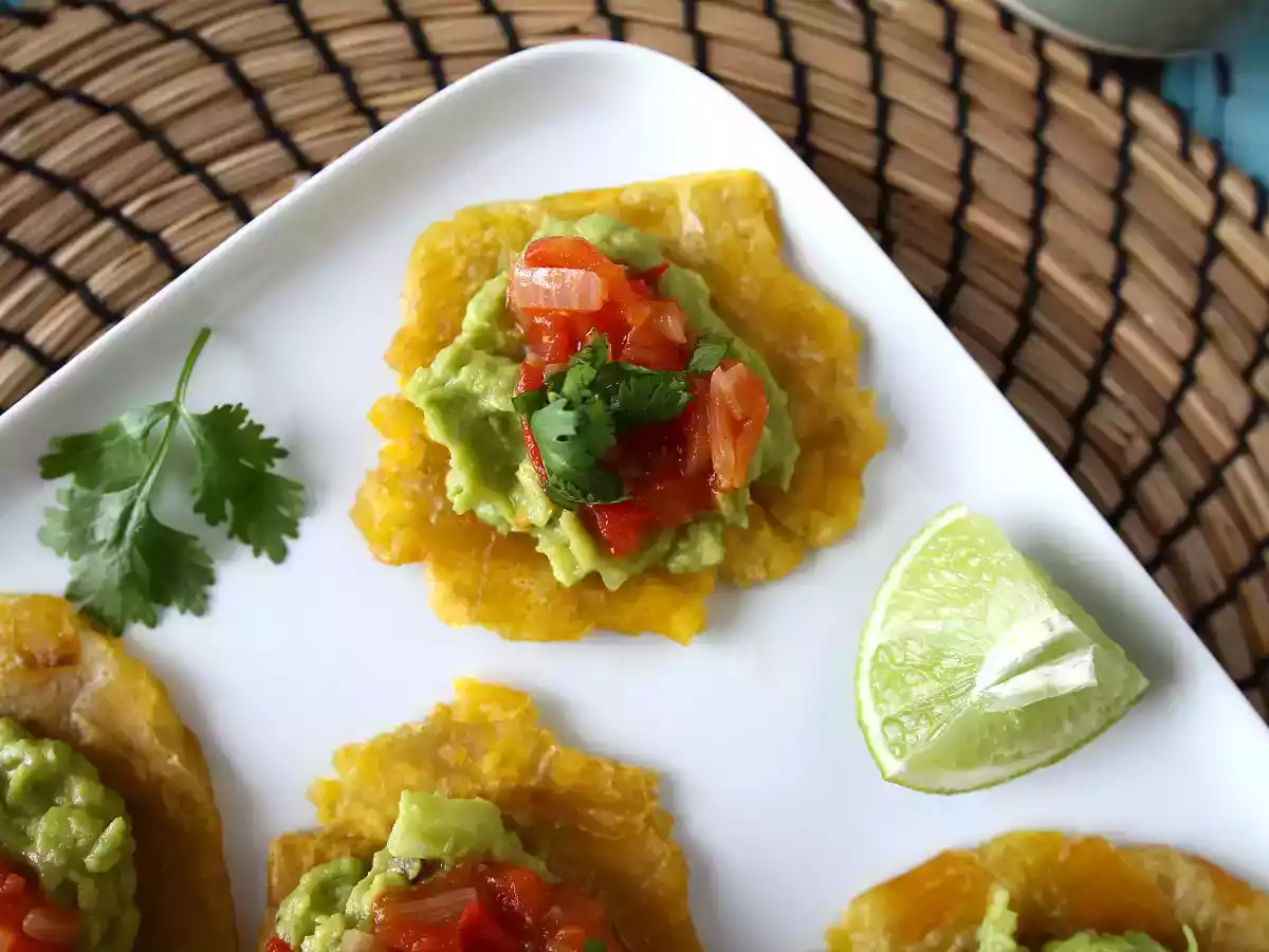 Patacones, colombiansk plantaintoast med guacamole och tomater - foto 3